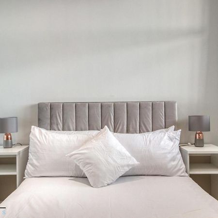 Апартаменты Cosy 1-Bed By Heathrow Airport Лондон Экстерьер фото